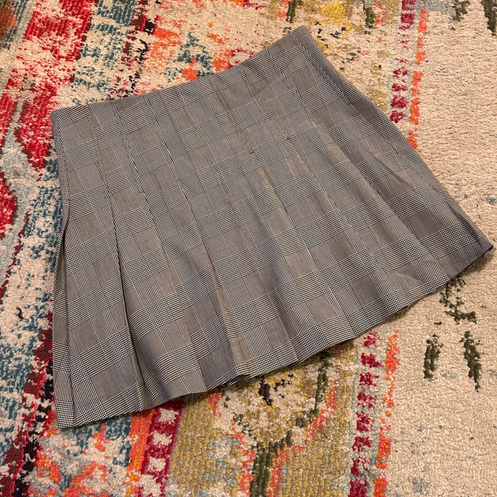 NWT H&M Classic Gray Plaid Women's Skirt. Size US 6